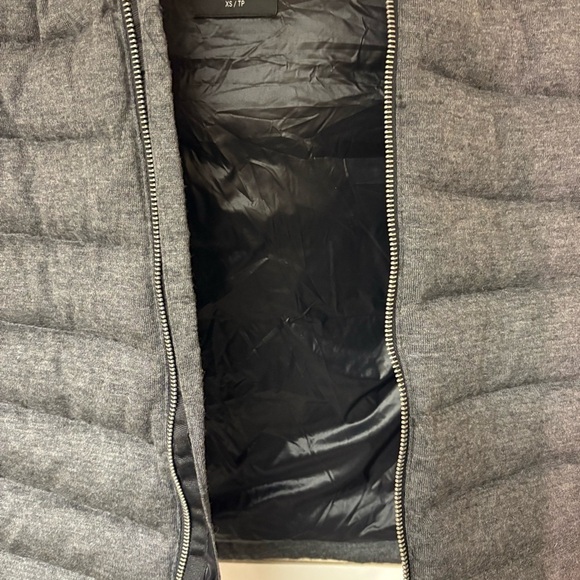 Gap Womens XS Grey Quilted Hood Vest Wool Shell Down Fill Super Warm Cozy Winter - Picture 4 of 8